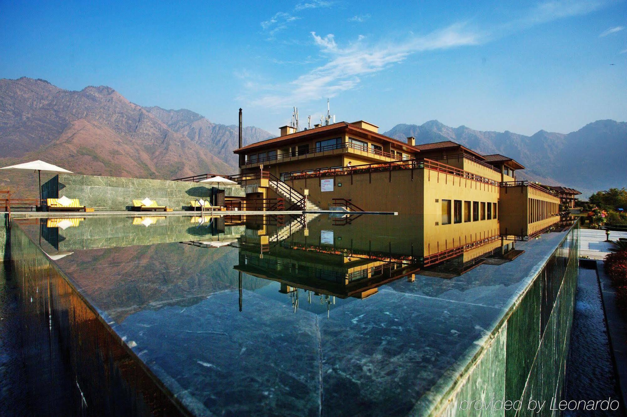 Taj Dal View Srinagar Hotel Exterior photo