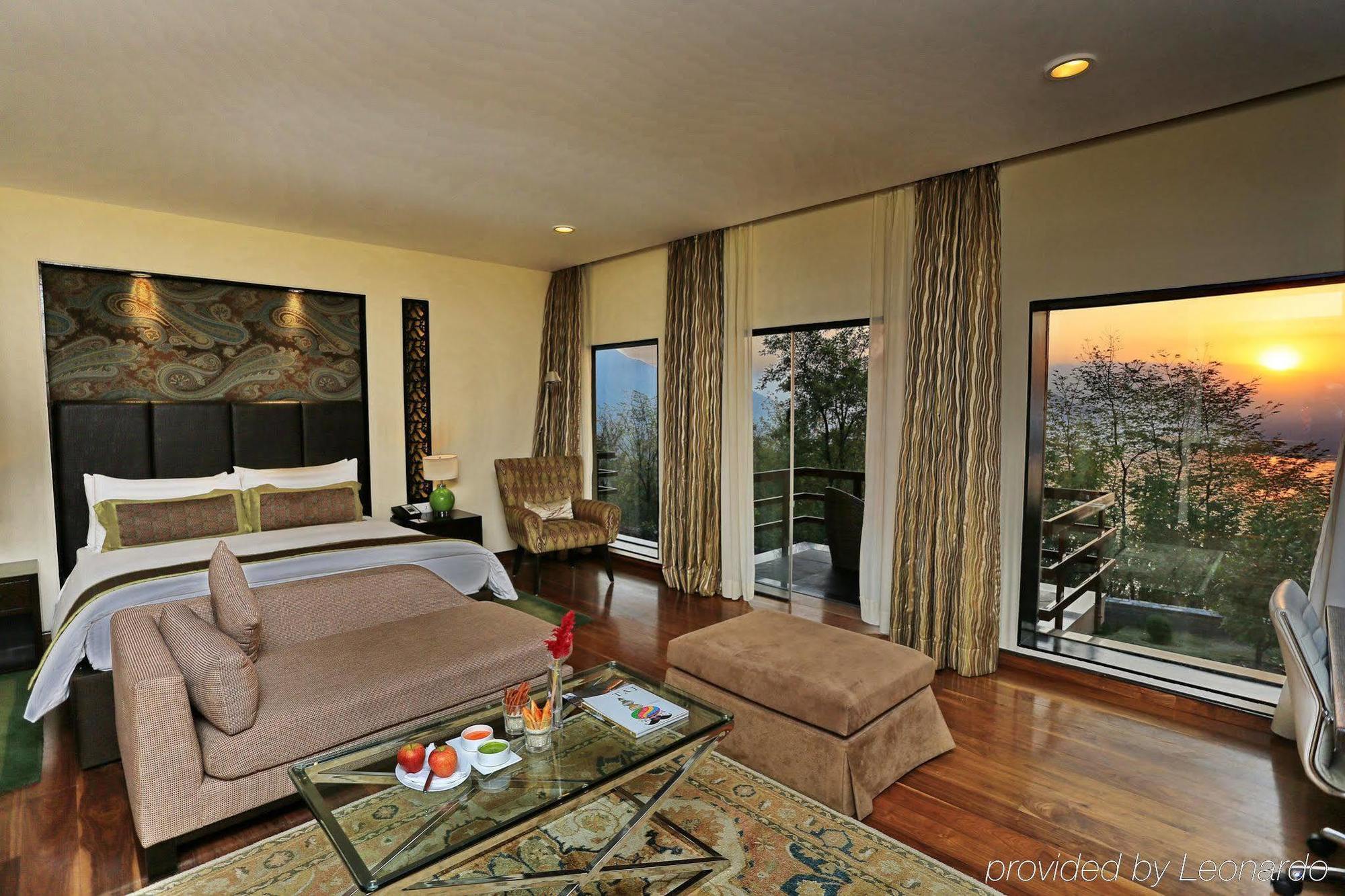 Taj Dal View Srinagar Hotel Exterior photo